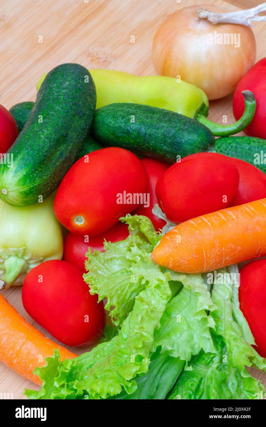 Gemüse: Salat, Zwiebeln, Tomaten, Gurken, Zwiebeln, Karotten, rote Paprika. Stockfoto