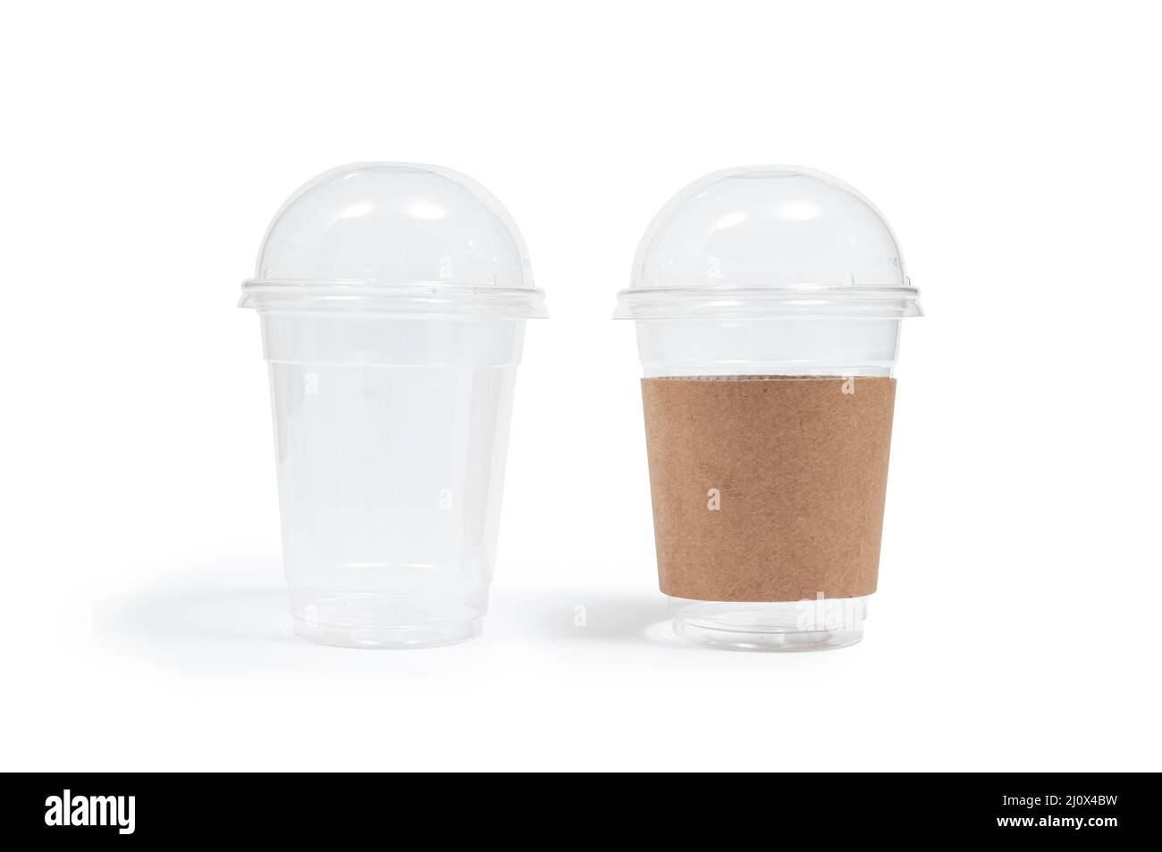 Einweg-Kaffee-Tasse aus Papier isoliert auf weißem Hintergrund. Kaffee - Trinken, Unterwegs, Verpackung, Werbung, Blank Stockfoto