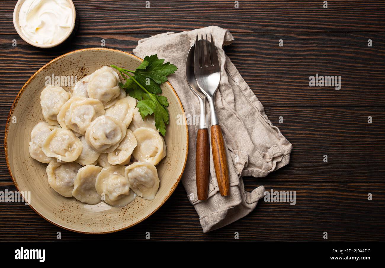 Pelmeni, traditionelles Gericht der russischen Küche, gekochte Knödel mit Hackfleisch Stockfoto