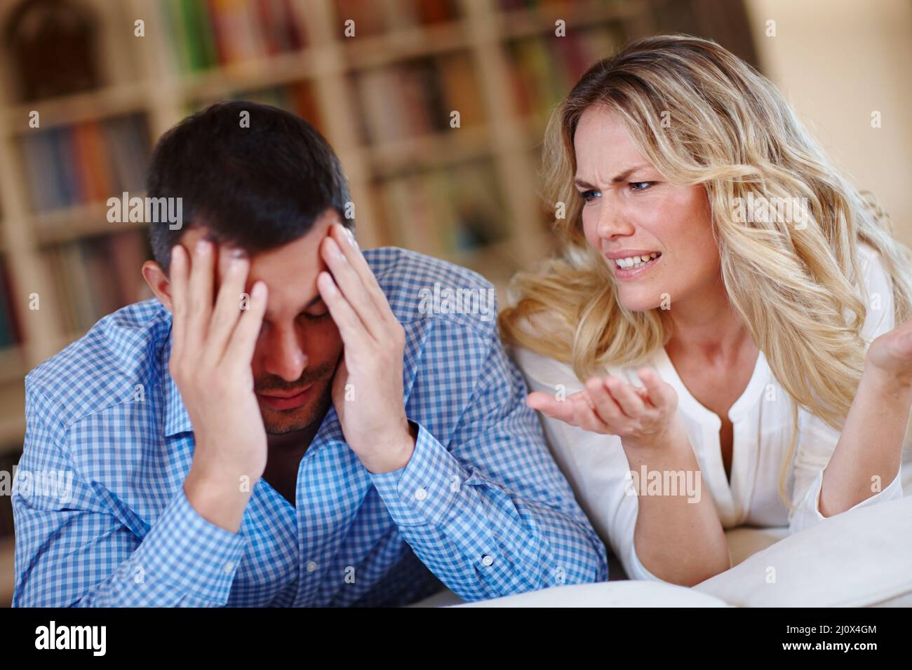 Warum verstehen Sie das nicht? Aufnahme eines jungen Paares, das während des Sitzens zu Hause eine Meinungsverschiedenheit hat. Stockfoto