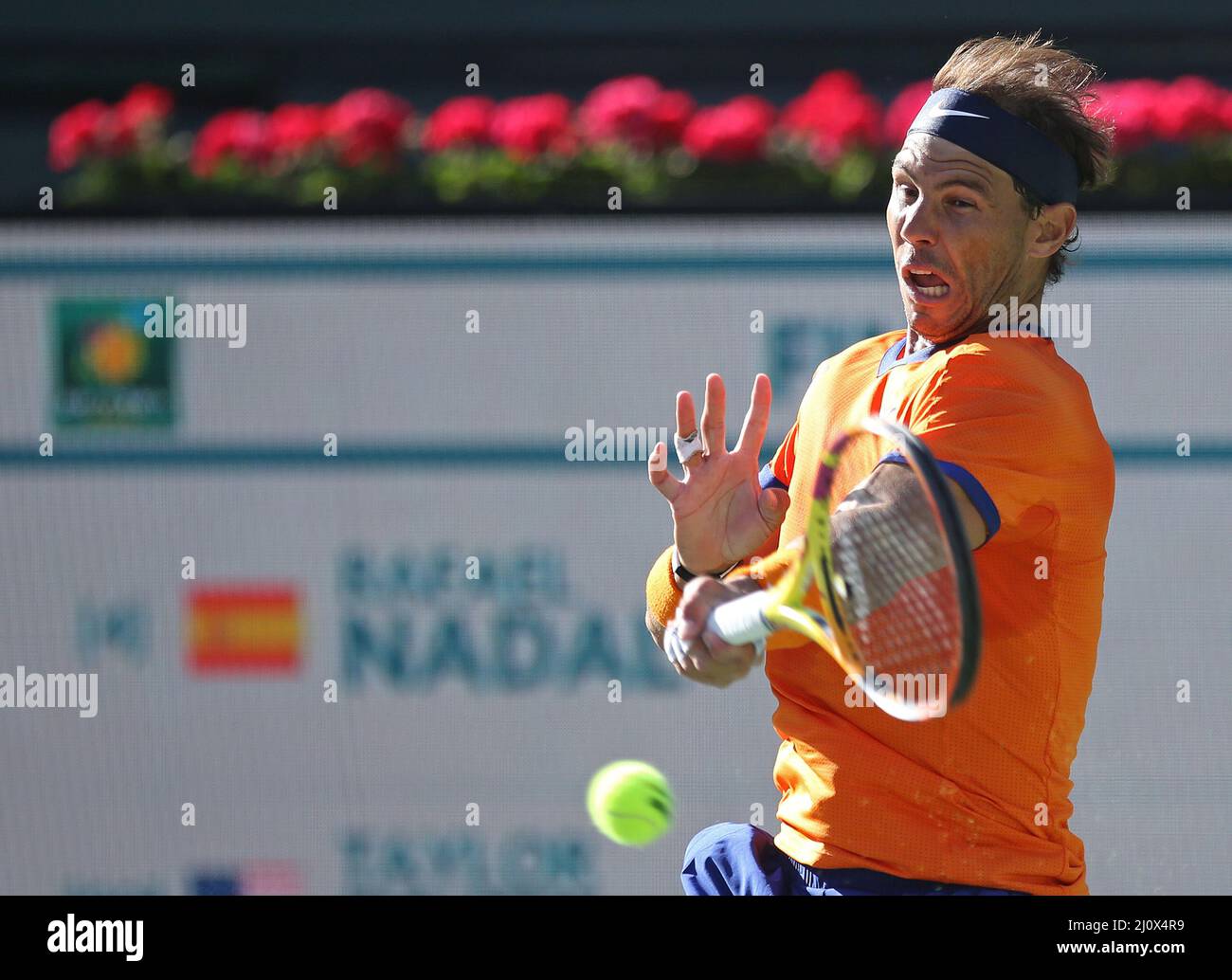 Indian Wells, Usa. 20. März 2022. Rafael Nadal aus Spanien trifft am Sonntag, den 20. März 2022, beim Finale seiner Männer gegen den Amerikaner Taylor Fritz bei den BNP Paribas Open in Indian Wells, Kalifornien, einen Schuss. Fritz besiegte Nadel 6-3, 7-6 (5), um die Meisterschaft und sein erstes ATP Masters 1000 Turnier zu gewinnen. Foto von David Silpa/UPI Credit: UPI/Alamy Live News Stockfoto