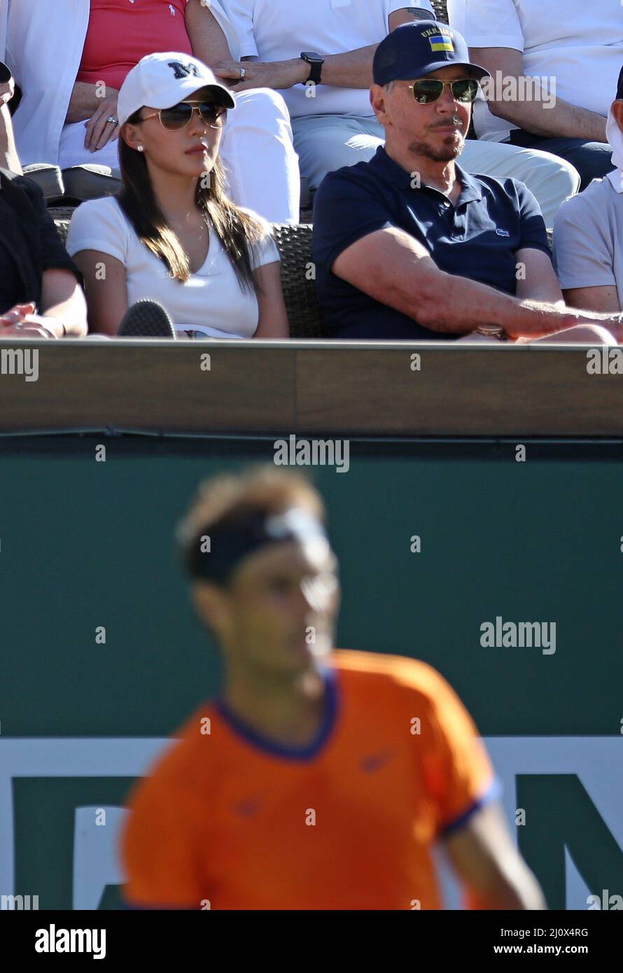 Indian Wells, Usa. 20. März 2022. Larry Ellison (R), Inhaber von BNP Paribas Open und seine Freundin Nikita Kahn sehen sich am Sonntag, den 20. März 2022, das letzte Spiel der Männer zwischen dem Amerikaner Taylor Fritz und dem Spanier Rafael Nadal bei den BNP Paribas Open in Indian Wells, Kalifornien, an. Fritz besiegte Nadel 6-3, 7-6 (5), um die Meisterschaft und sein erstes ATP Masters 1000 Turnier zu gewinnen. Foto von David Silpa/UPI Credit: UPI/Alamy Live News Stockfoto
