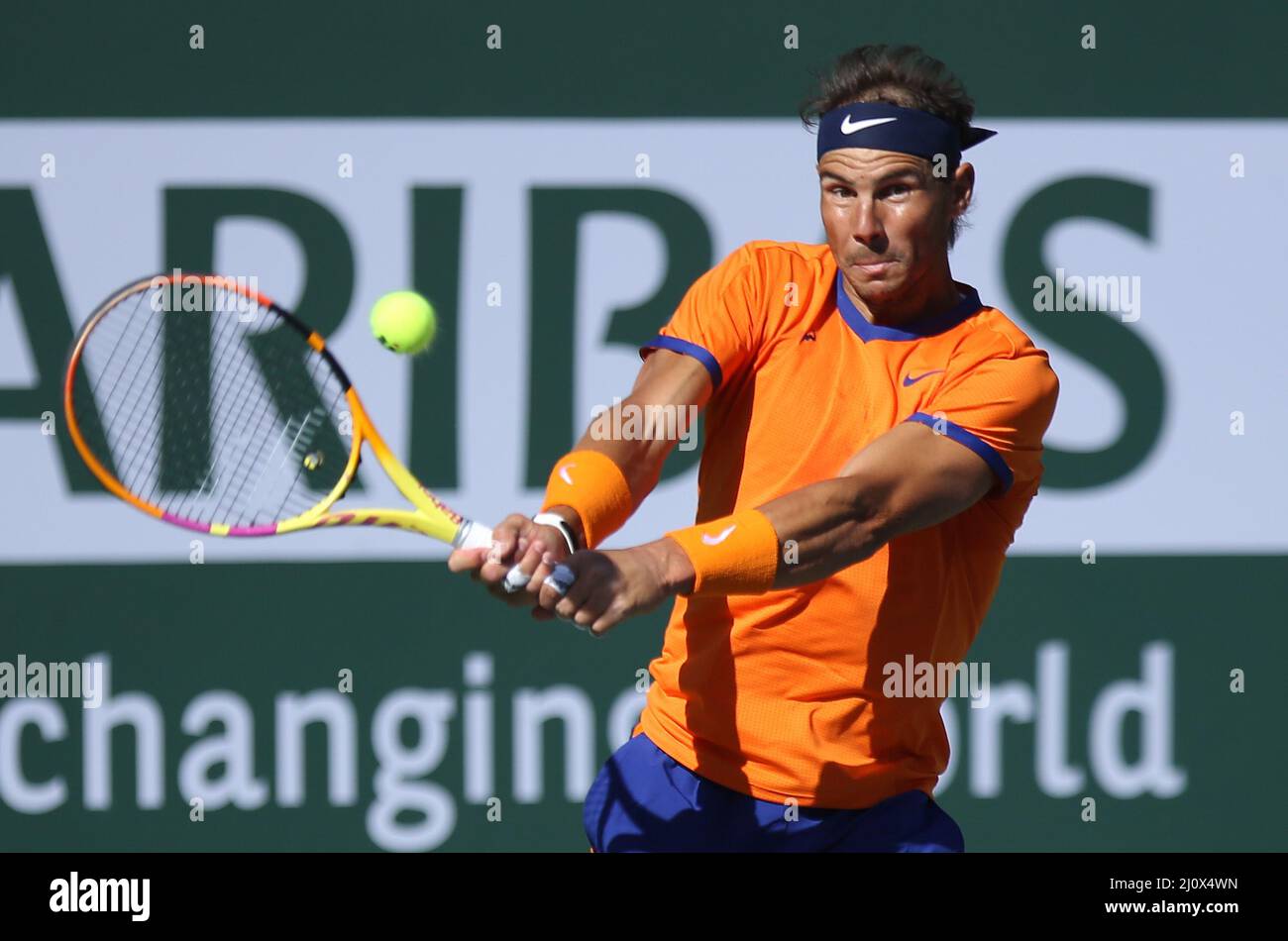 Indian Wells, Usa. 20. März 2022. Rafael Nadal aus Spanien trifft am Sonntag, den 20. März 2022, beim Finale seiner Männer gegen den Amerikaner Taylor Fritz bei den BNP Paribas Open in Indian Wells, Kalifornien, einen Schuss. Fritz besiegte Nadel 6-3, 7-6 (5), um die Meisterschaft und sein erstes ATP Masters 1000 Turnier zu gewinnen. Foto von David Silpa/UPI Credit: UPI/Alamy Live News Stockfoto