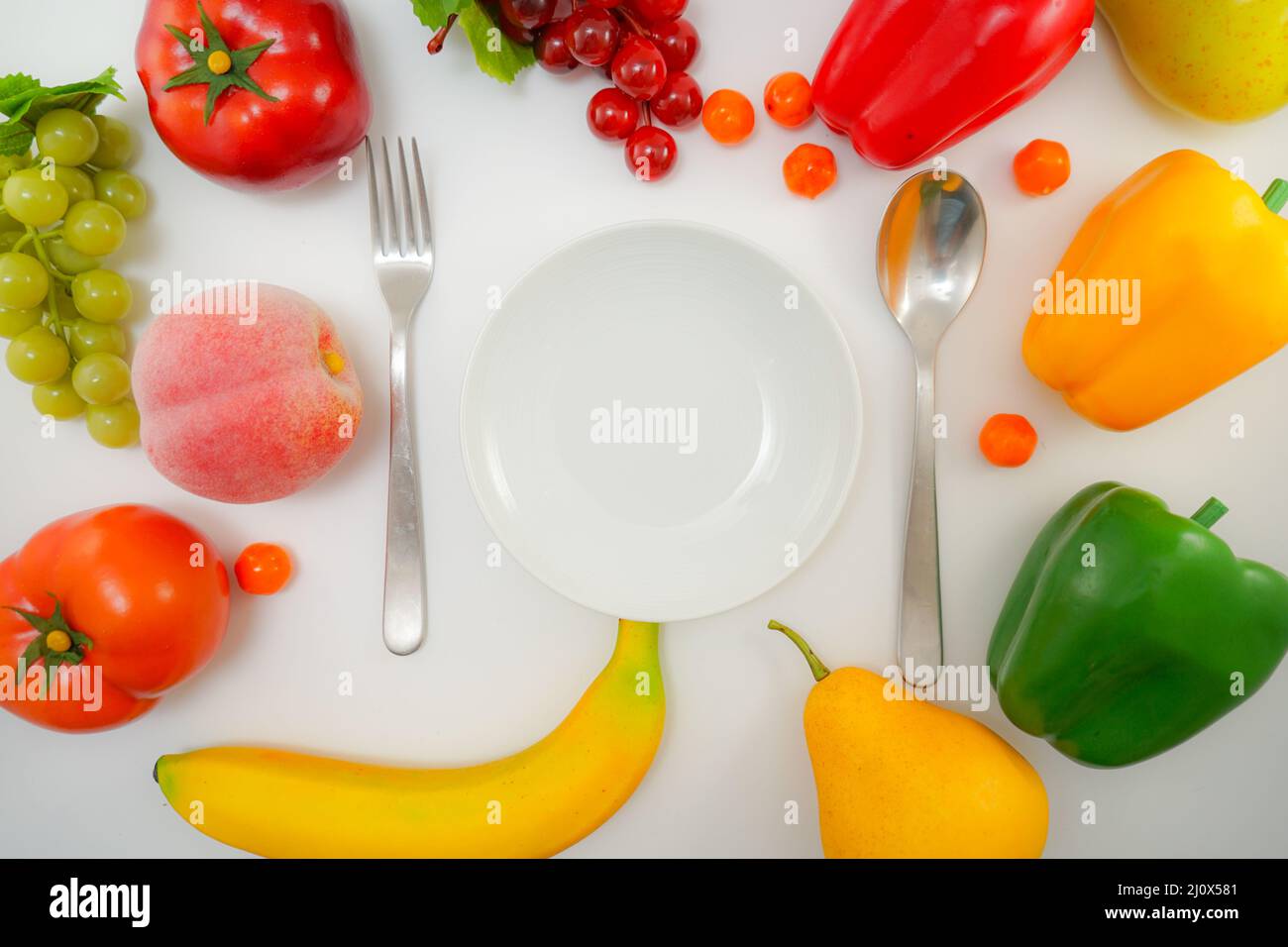 Gemüse und Obst und das Gericht wurde auf den Tisch gelegt Stockfoto