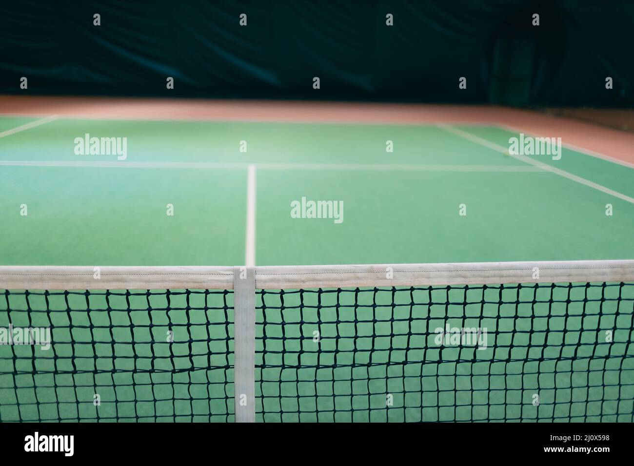 Tennisnetz leerer Platz ohne Spieler. Stockfoto