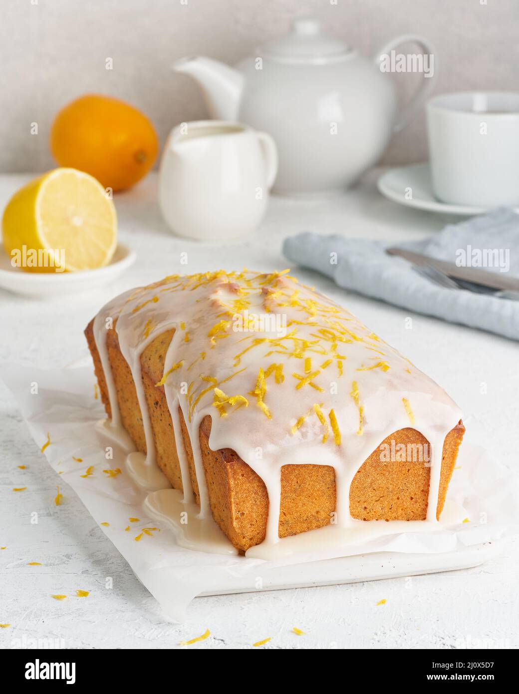 Zitronenbrot mit Zucker überzogen süß. Kuchen mit Zitrusfrüchten, ganzen Laib, Seitenansicht, Nahaufnahme, vertikal Stockfoto