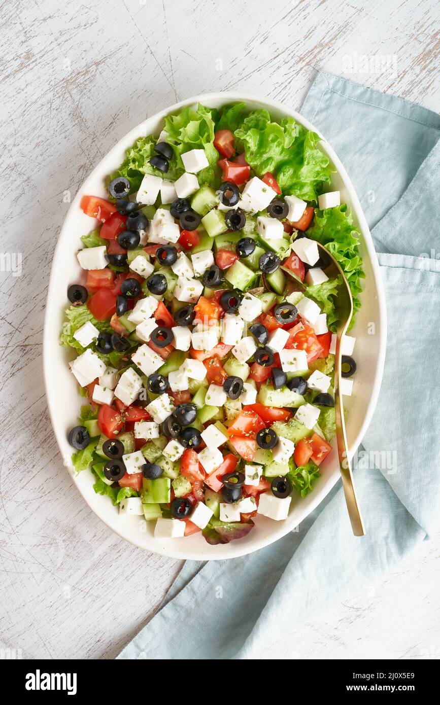 Griechischer Salat Horiatiki mit Feta-Käse, vegetarische mediterrane Küche, kalorienarme Ernährung Stockfoto