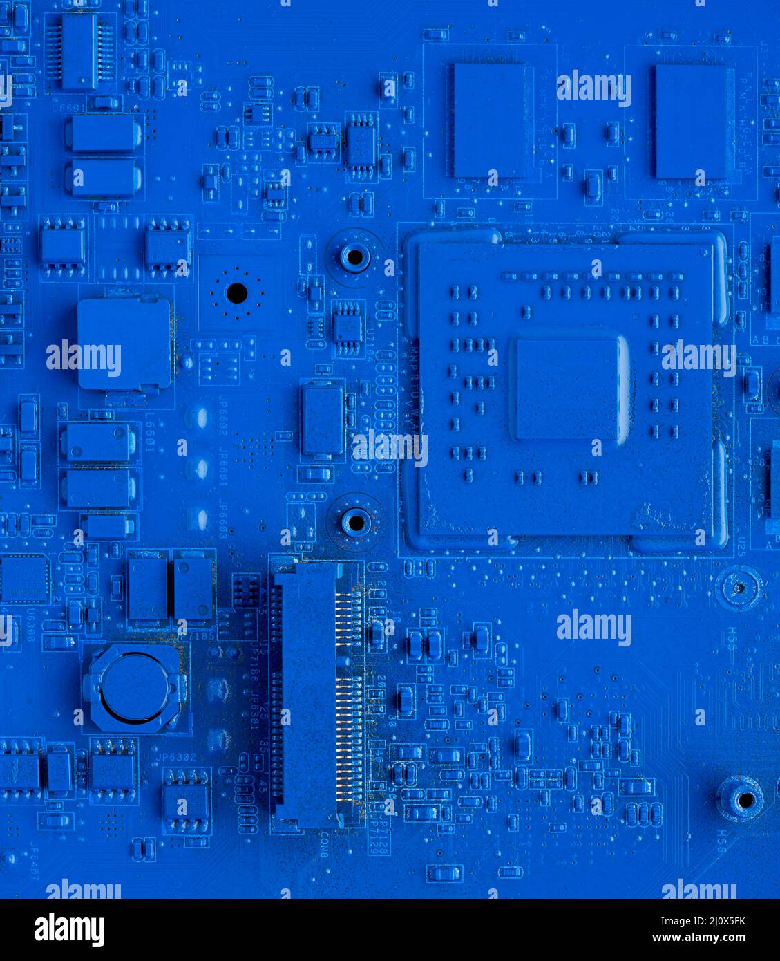 Hauptplatine des Computers. Klassischer blauer Hintergrund mit pc-Hintergrund, Nahaufnahme. Einfarbiger Mikrochip Stockfoto