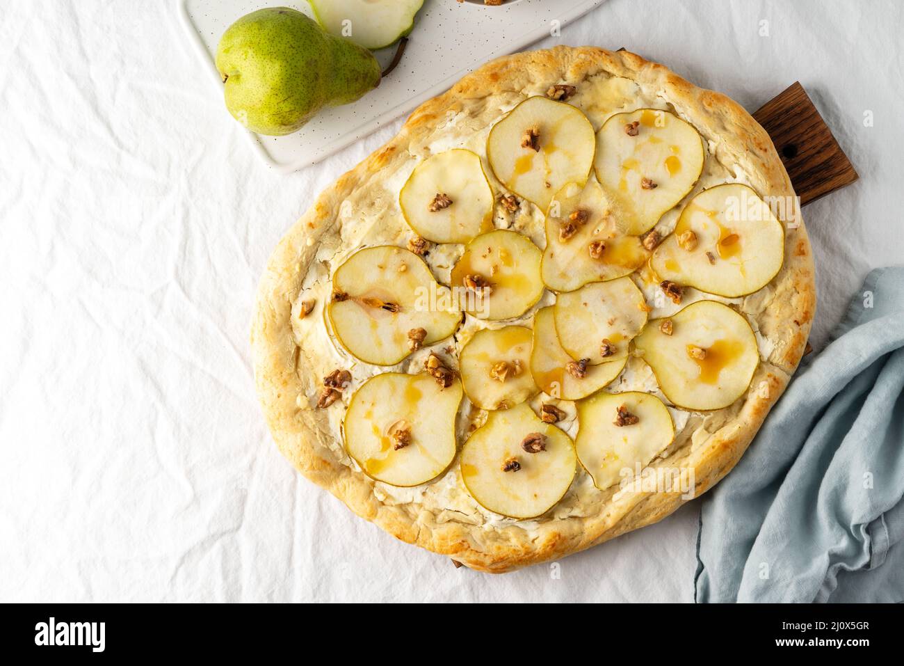 Obst hausgemachte Birne Pizza mit Käse und Honig, rustikale italienische herzhafte Speisen mit Teig Stockfoto