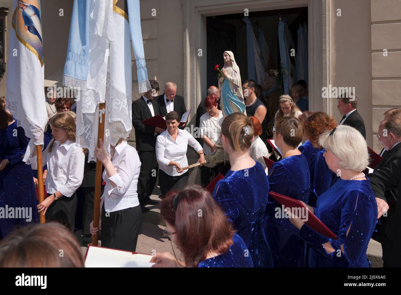 Gemeinde und Statuen bei der Jubiläumsprozession, Lateinische Kathedrale, L'viv, Ukraine Stockfoto