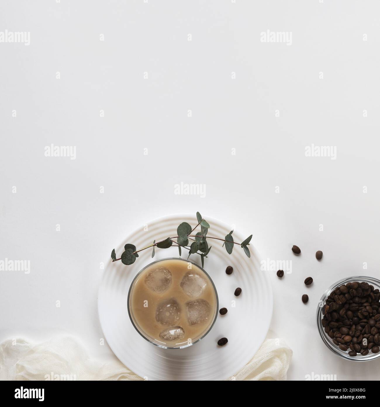 Fotobecher mit Kaffee auf dem Tisch. Hochwertiges, schönes Fotokonzept Stockfoto