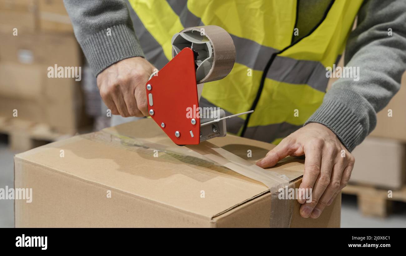 Man-Lager arbeitet mit Paketen. Hochwertiges, schönes Fotokonzept Stockfoto