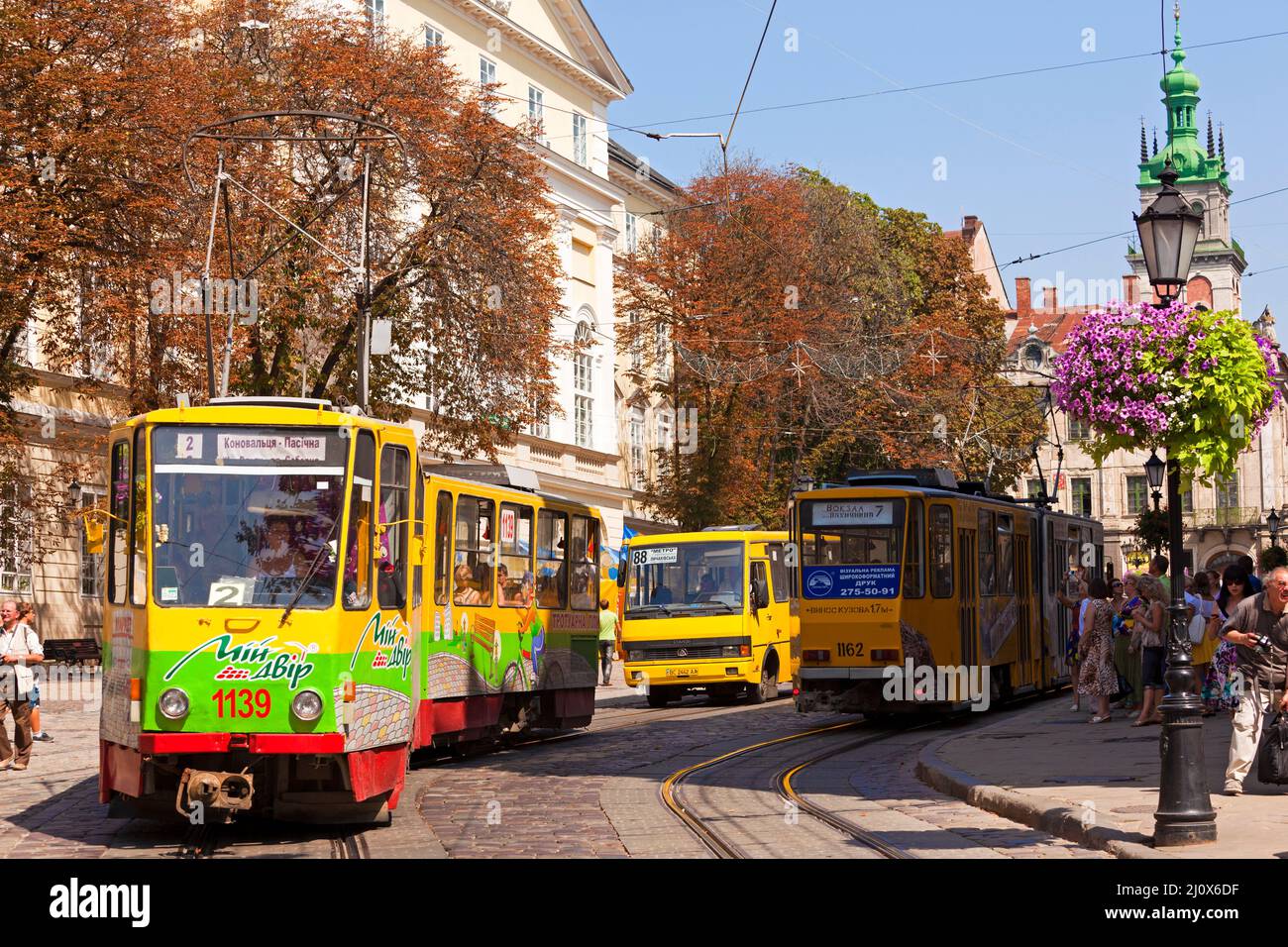 Elektrische Straßenbahn und Verkehr in L'viv Stadtzentrum, Ukraine Stockfoto