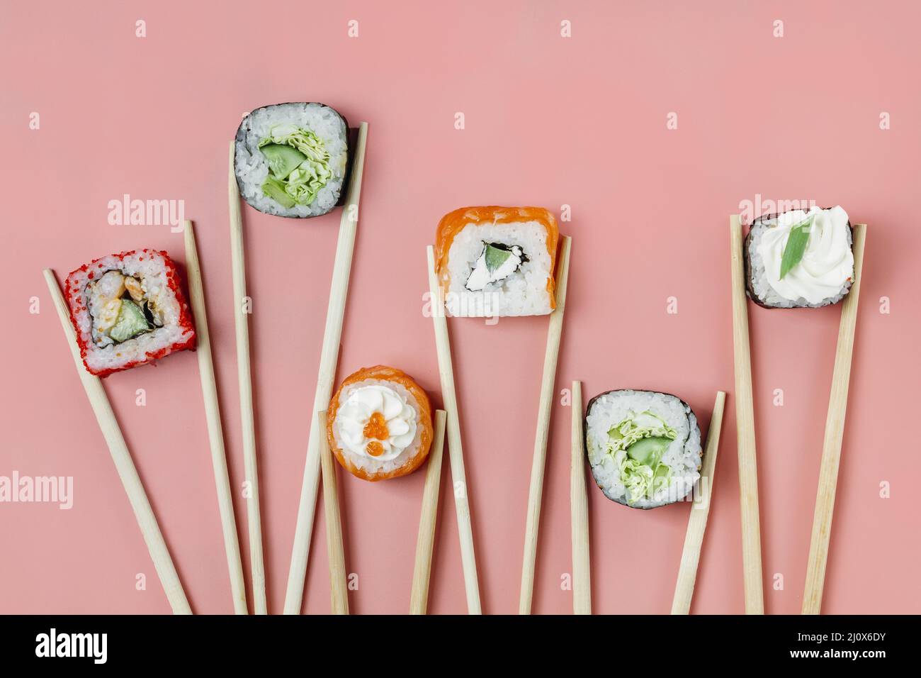 Draufsicht traditionelle japanische Sushi-Auswahl. Hochwertiges, schönes Fotokonzept Stockfoto