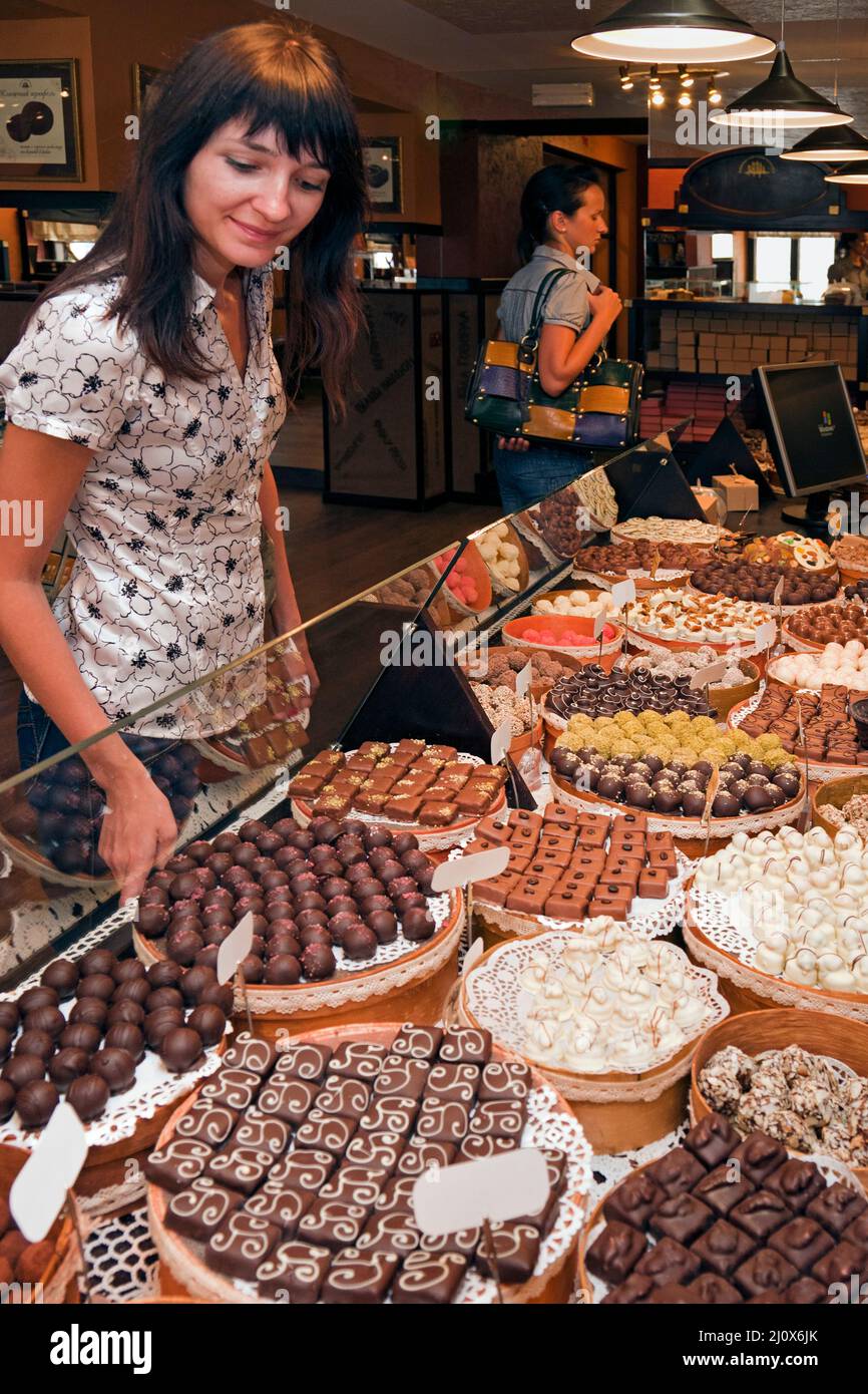 Kunden, die in der Schokoladenfabrik in L'viv, Ukraine, ausgestellt werden Stockfoto