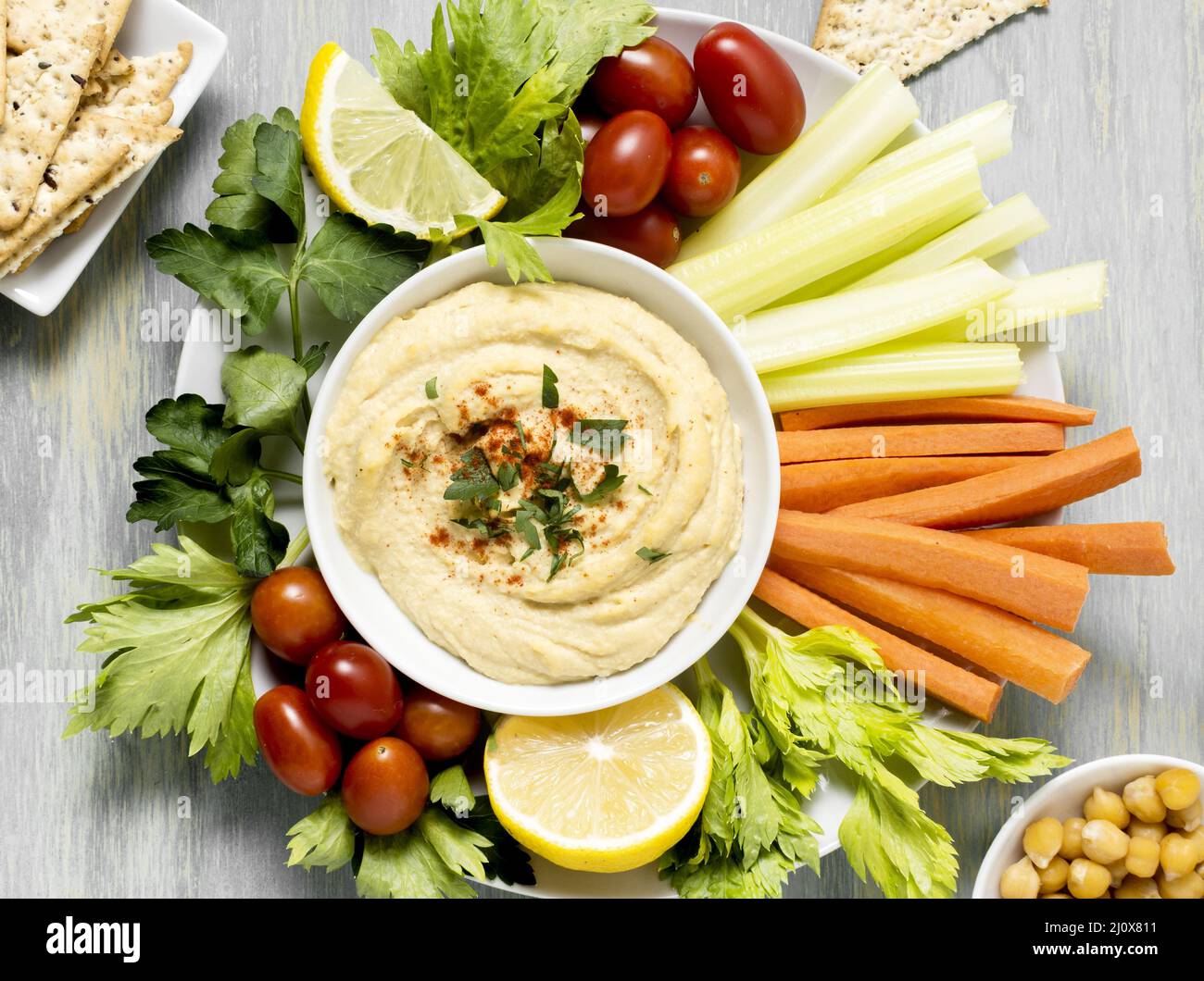 Draufsicht Hummus mit Gemüsesortiment Stockfoto