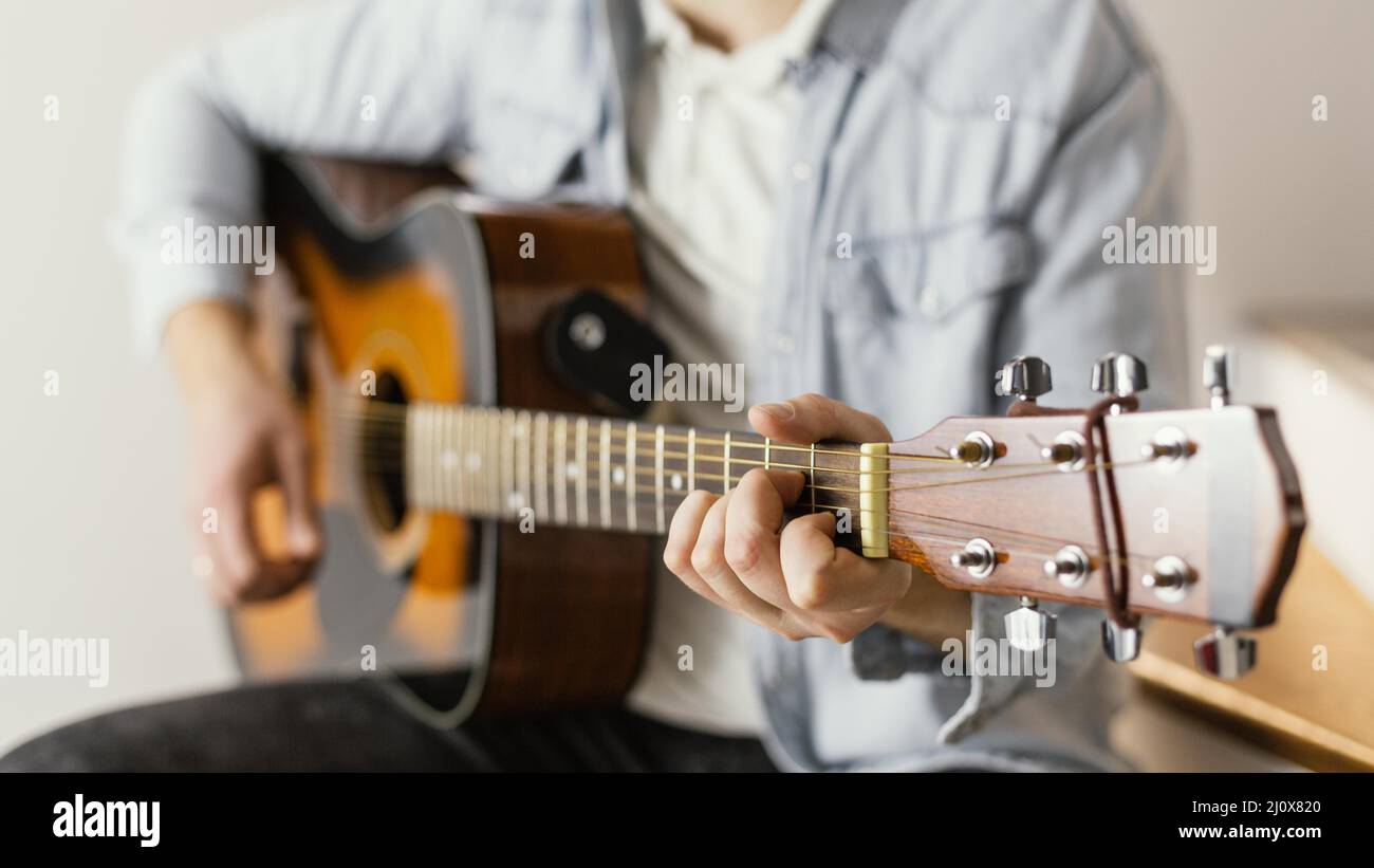 Nahaufnahme Musiker Gitarre spielen. Hochwertige Fotos Stockfoto