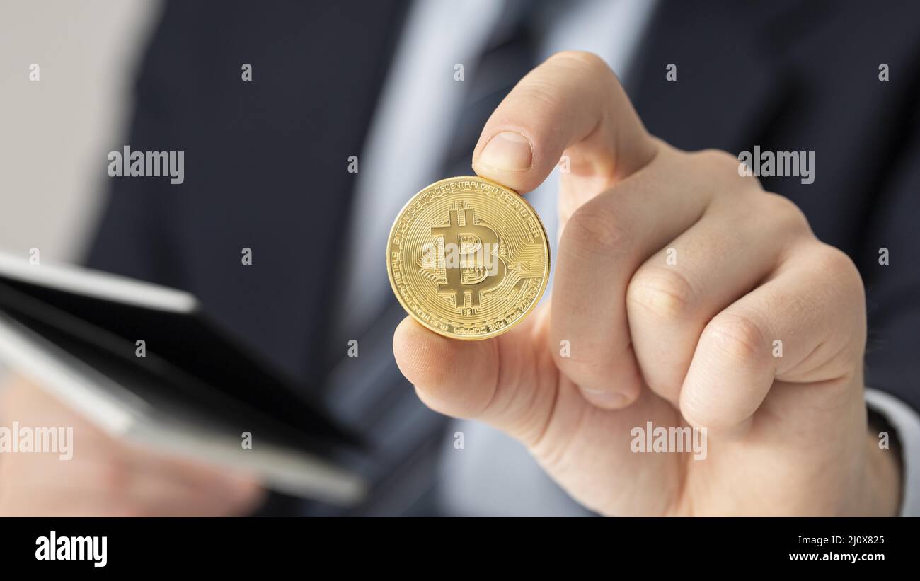 Geschäftsmann hält Bitcoin aus der Nähe. Hochwertiges, schönes Fotokonzept Stockfoto