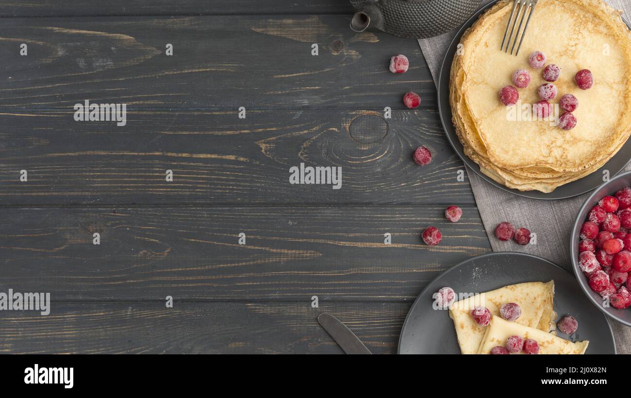 Flache Pfannkuchen mit Platz für Kopien. Hochwertiges, schönes Fotokonzept Stockfoto