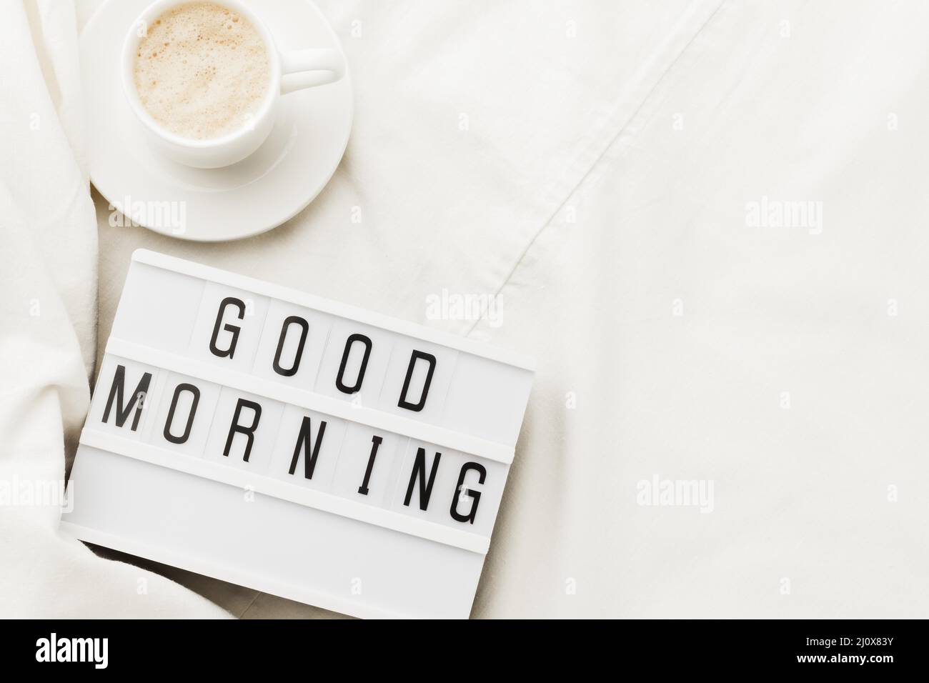 Kaffeetasse mit „Guten Morgen“-Botschaft. Hochwertiges, schönes Fotokonzept Stockfoto