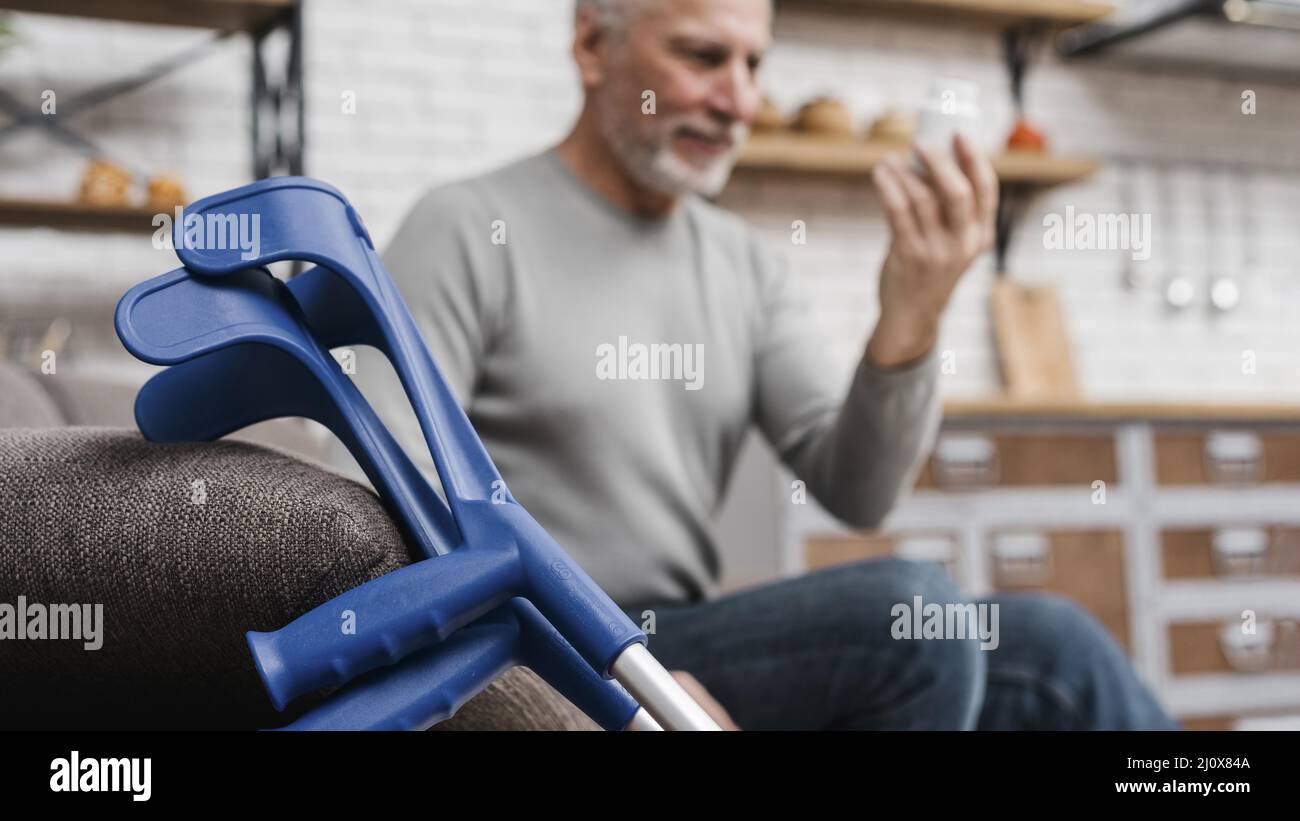 Erwachsener Mann wartet Erholung Sitzung starten Stockfoto