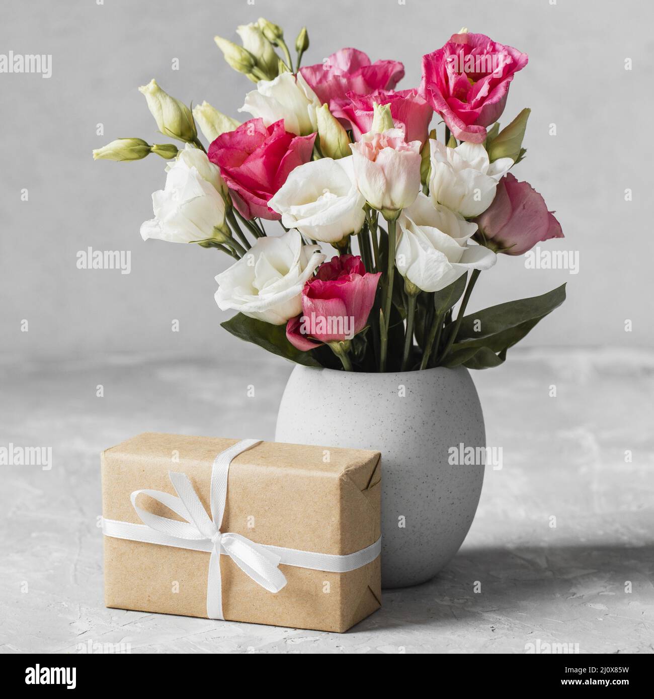 Vorderansicht Blumenstrauß Rosen Vase verpackt Geschenk Stockfoto