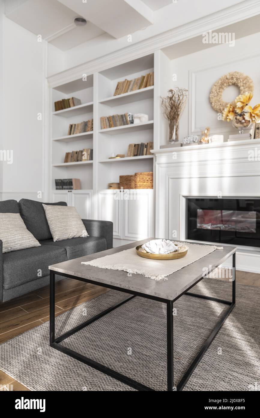 Wohnzimmerdesign mit Couch. Hochwertige Fotos Stockfoto