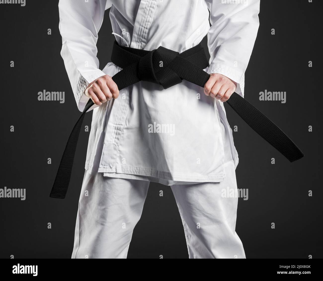 Karate Kämpfer stolz mit schwarzem Gürtel. Hochwertiges, schönes Fotokonzept Stockfoto