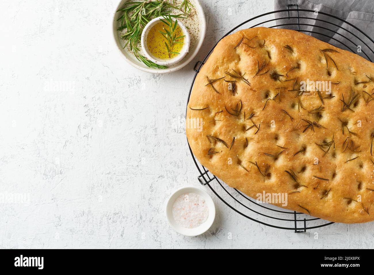 Focaccia, Pizza, italienisches Fladenbrot mit Rosmarin und Olivenöl auf Gitter Stockfoto