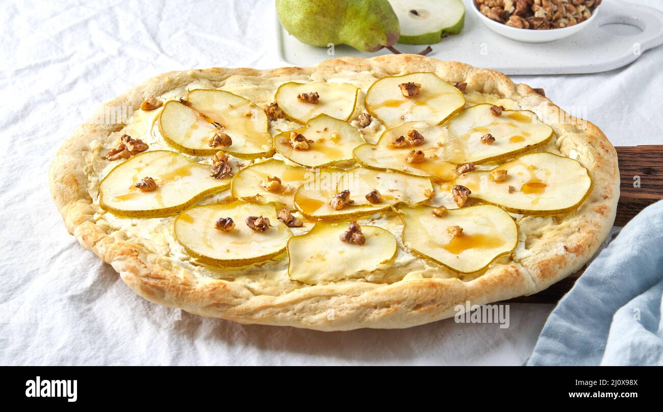 Obst hausgemachte Birne Pizza mit Käse und Honig, rustikale italienische herzhafte Speisen Stockfoto