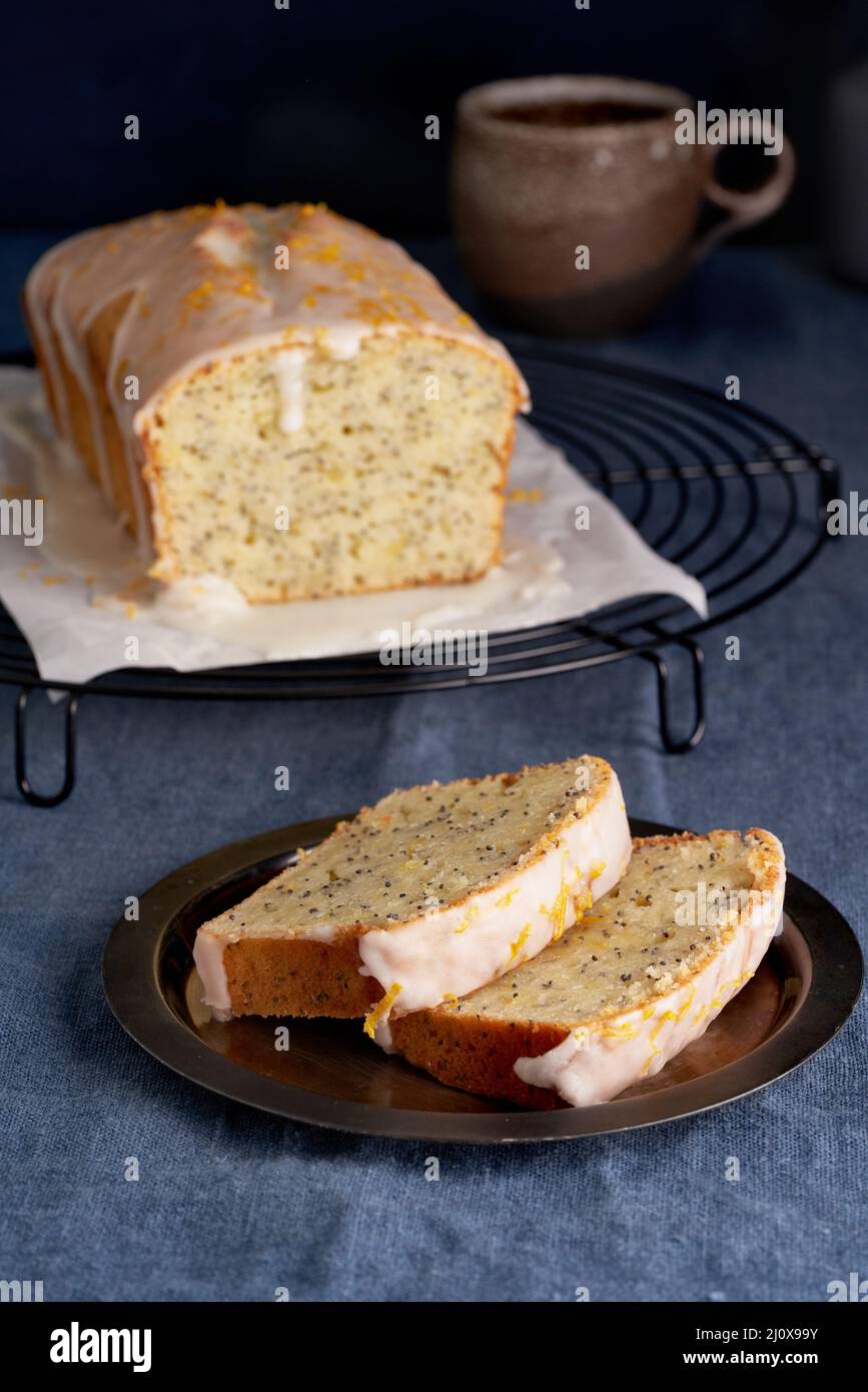 Zitronenkuchen mit Mohnsamen. Traditionelle hausgemachte Kuchen. Zitronenbrot mit Zuckereier Stockfoto