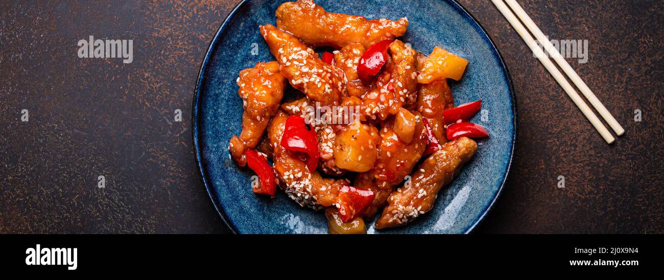 Chinesische traditionelle Wok-Gericht Schweiß-und saure frittierte Huhn mit Gemüse rühren-braten auf dem Teller Stockfoto