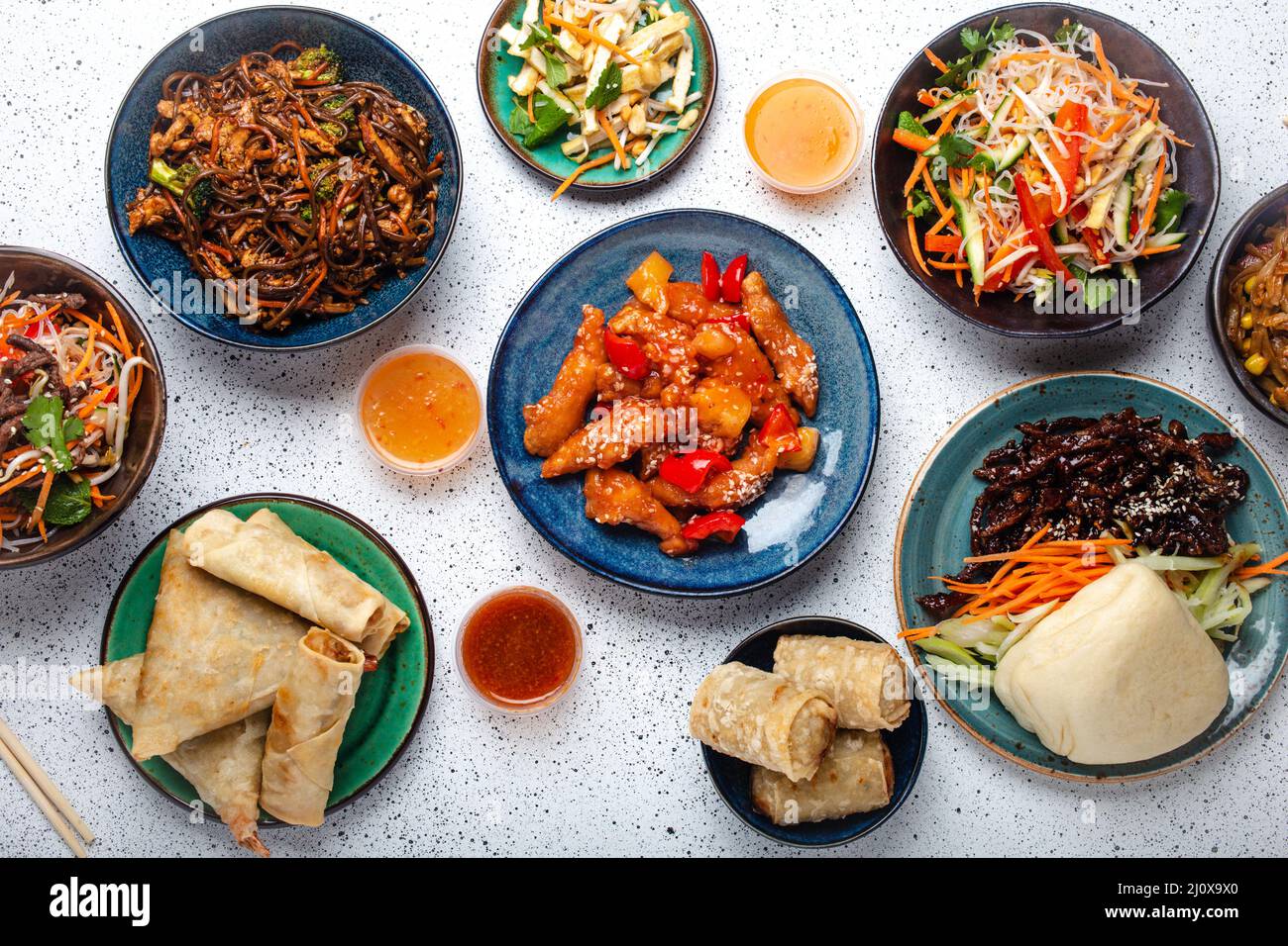 Chinesische Gerichte auf weißem Tisch Stockfoto