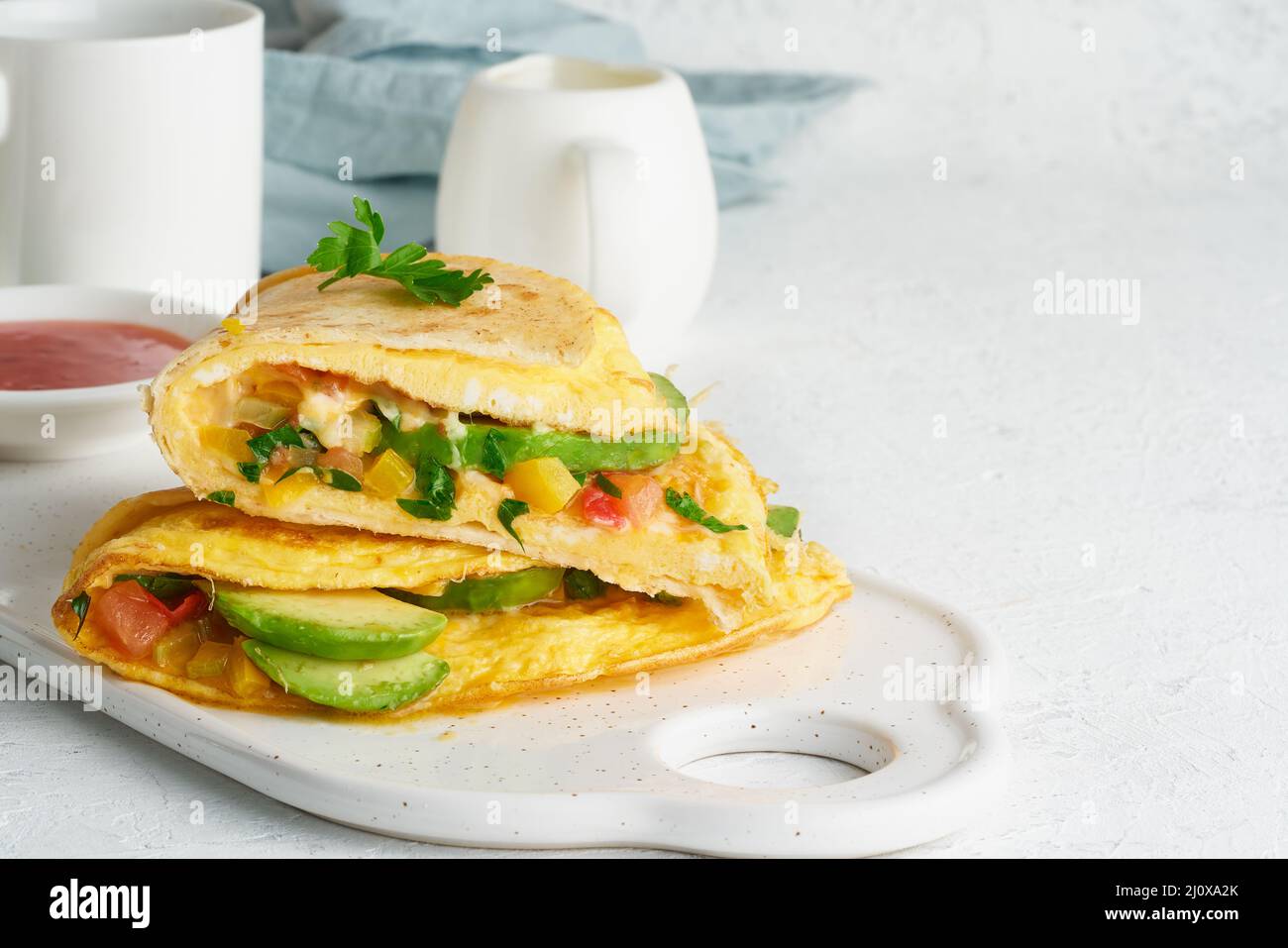 Trendiges Frühstück mit Quesadilla und Eiern, trendiges Essen mit Omelette, Käse Stockfoto