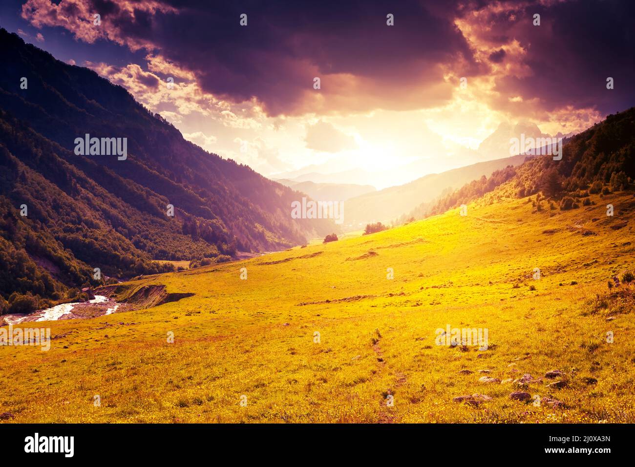 Fantastische Landschaft und bedeckter Himmel am Fuße des Tetnuldi-Gletschers. Oberes Svaneti, Georgien, Europa. Kaukasus. Beauty-Welt. Stockfoto