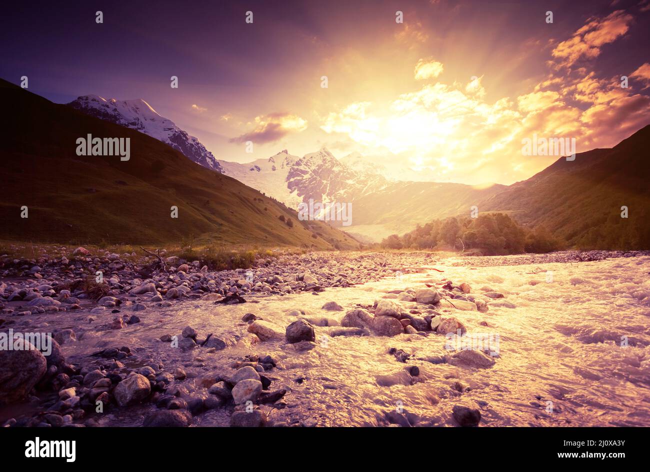 Fantastische Landschaft und bedeckter Himmel am Fuße des Tetnuldi-Gletschers. Oberes Svaneti, Georgien, Europa. Kaukasus. Beauty-Welt. Stockfoto