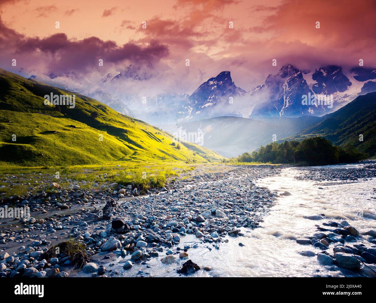 Fantastische Landschaft und bedeckter Himmel am Fuße des Tetnuldi-Gletschers. Oberes Svaneti, Georgien, Europa. Kaukasus. Beauty-Welt. Stockfoto