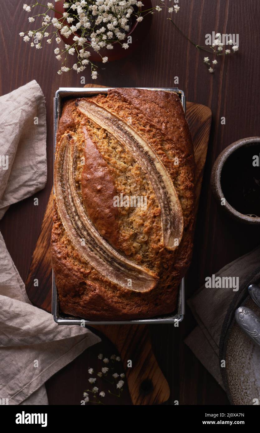 Bananenbrot. Kuchen mit Banane, traditionelle amerikanische Küche. Ganzer Laib. Vertikal, Nahaufnahme. Stockfoto