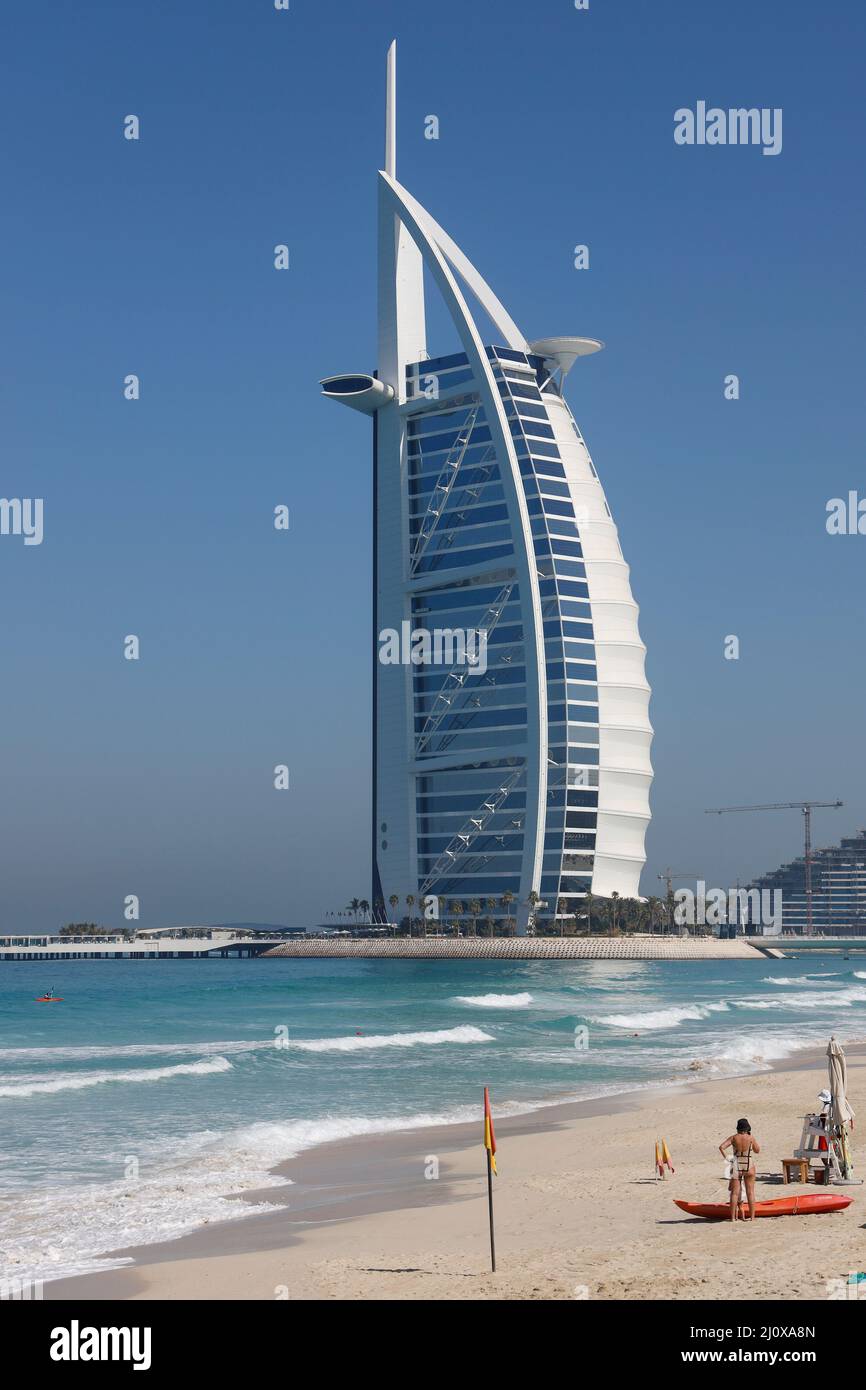 Luxuriöses Burj al Arab Hotel vom Strand Madinat Jumeirah in Dubai, Vereinigte Arabische Emirate. Stockfoto