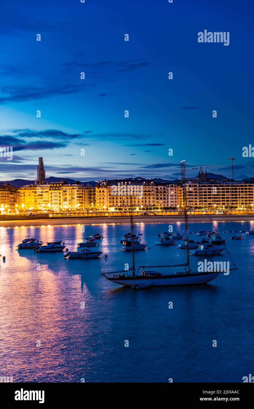 Frühmorgens dämmerlicher Himmel in Donostia San Sebastian Baskenland Nordspanien Europa Stockfoto