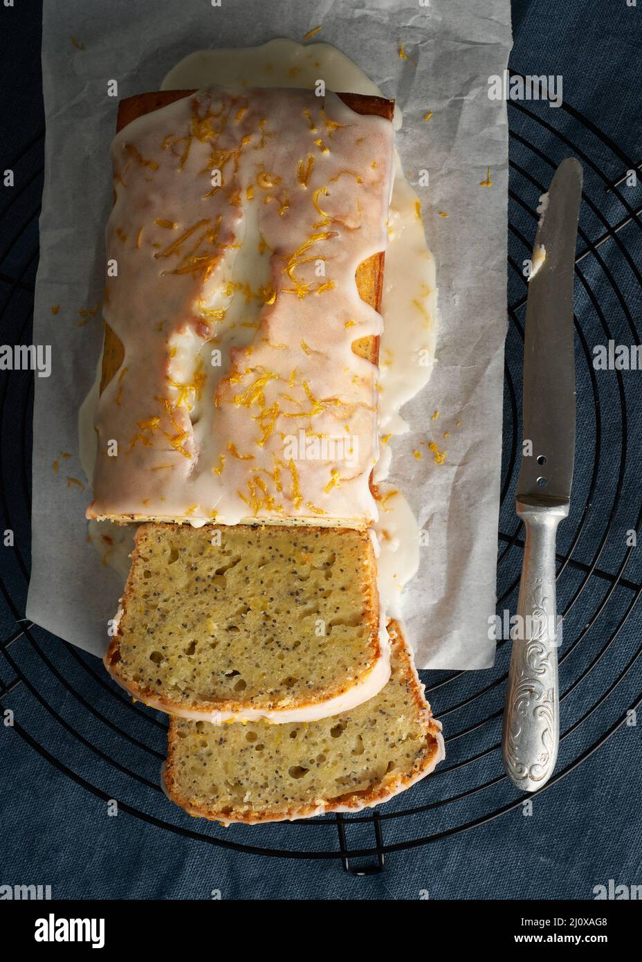 Zitronenkuchen mit Mohnsamen. Traditionelle hausgemachte Kuchen. Zitronenbrot mit Zuckereier Stockfoto