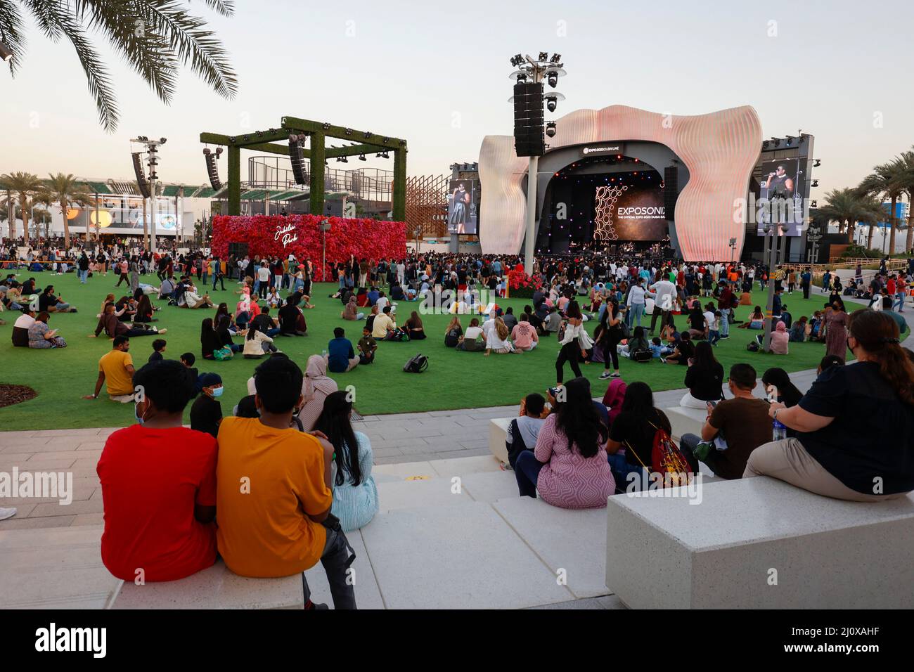 Große Gruppe von Menschen im Jubilee Park auf der EXPO 2020 Dubai, VAE. Stockfoto