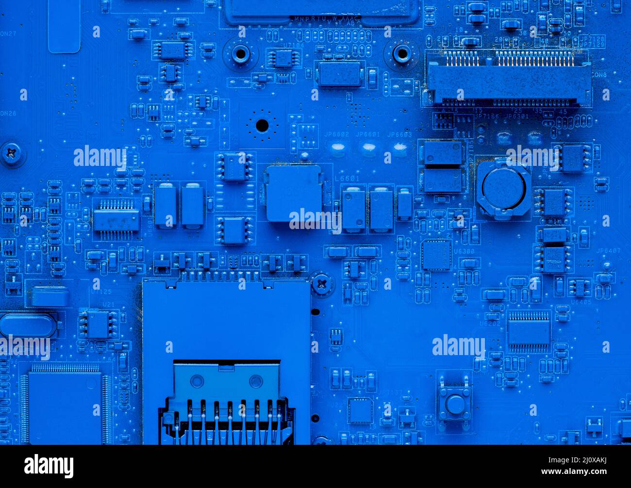 Hauptplatine des Computers. Klassischer blauer Hintergrund mit pc-Hintergrund, Nahaufnahme. Einfarbiger Mikrochip Stockfoto