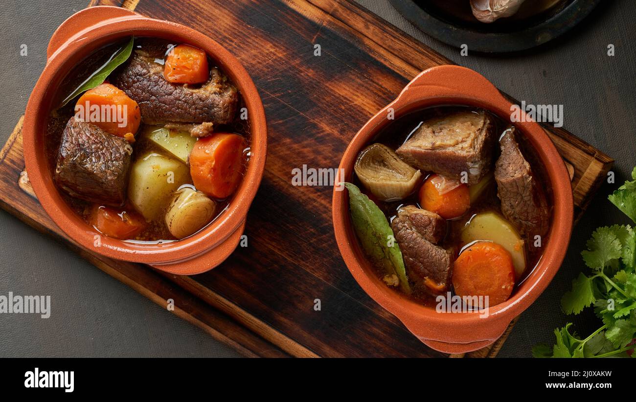 Gulasch mit großen Stücken von Rindfleisch und Gemüse. Burgundisches Fleisch. Langsames Eintauen. Draufsicht Stockfoto
