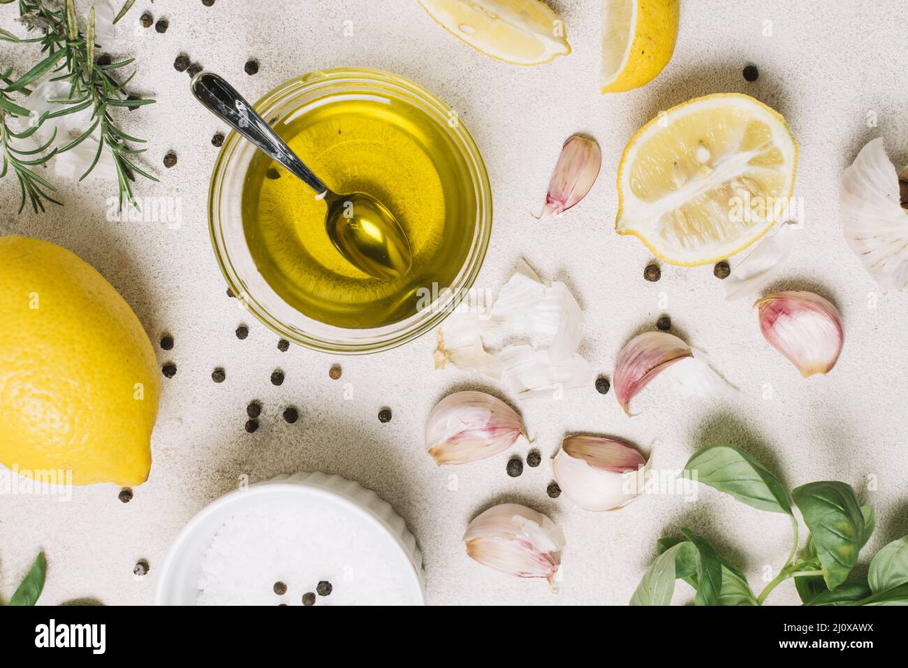 Nahaufnahme Draufsicht Olivenöl umgeben von Zutaten. Hochwertiges, schönes Fotokonzept Stockfoto