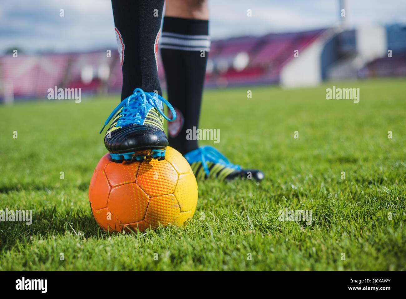 Fußballspieler mit Fußball. Hochwertiges, schönes Fotokonzept Stockfoto