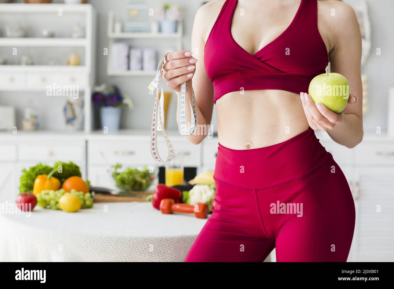 Diät-Konzept mit sportlichen Frau Küche 2. Hochwertiges, schönes Fotokonzept Stockfoto