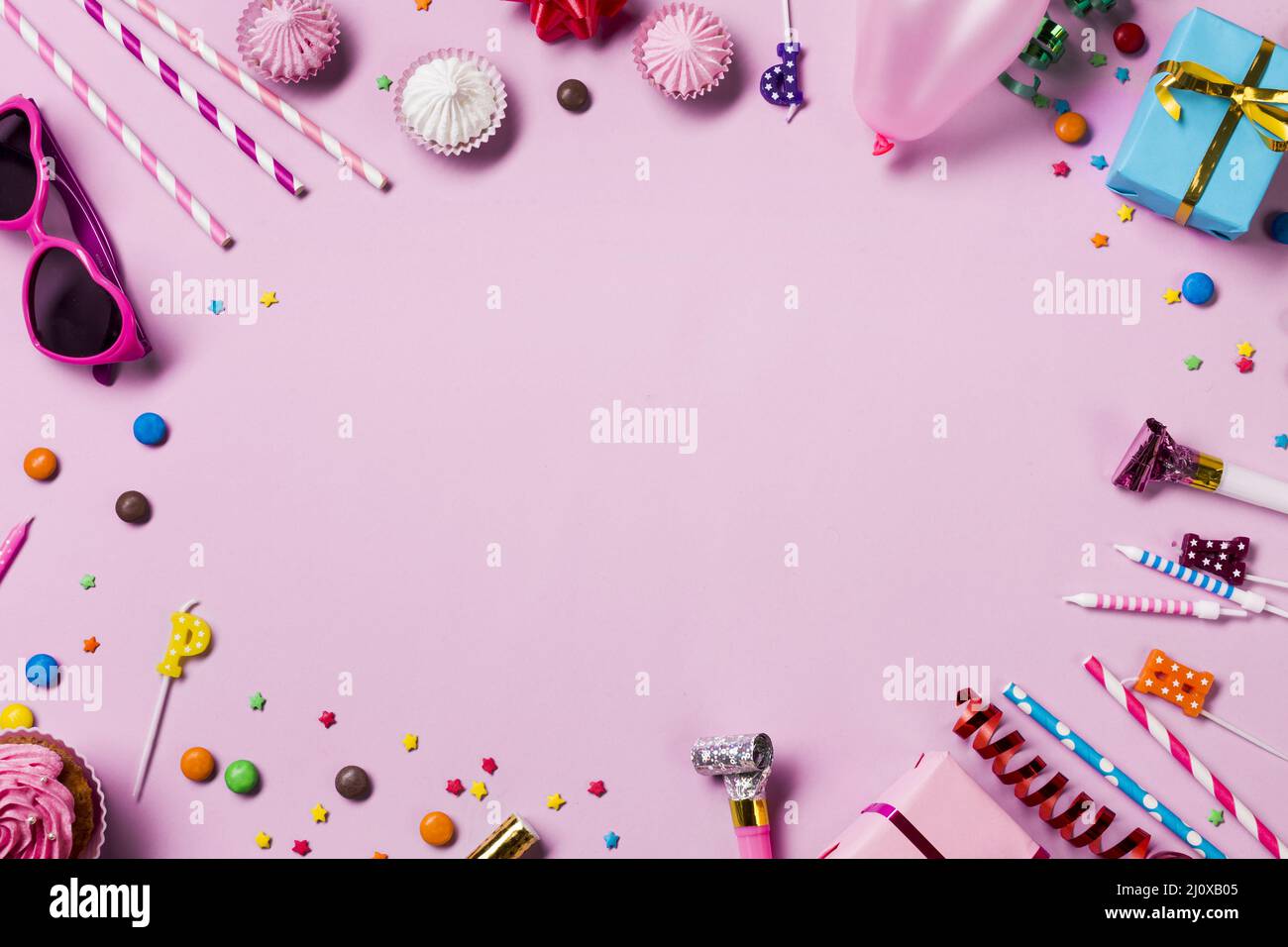 Blanker runder Rahmen mit Geburtstagsfeier Artikel rosa Hintergrund gemacht. Hochwertiges, schönes Fotokonzept Stockfoto