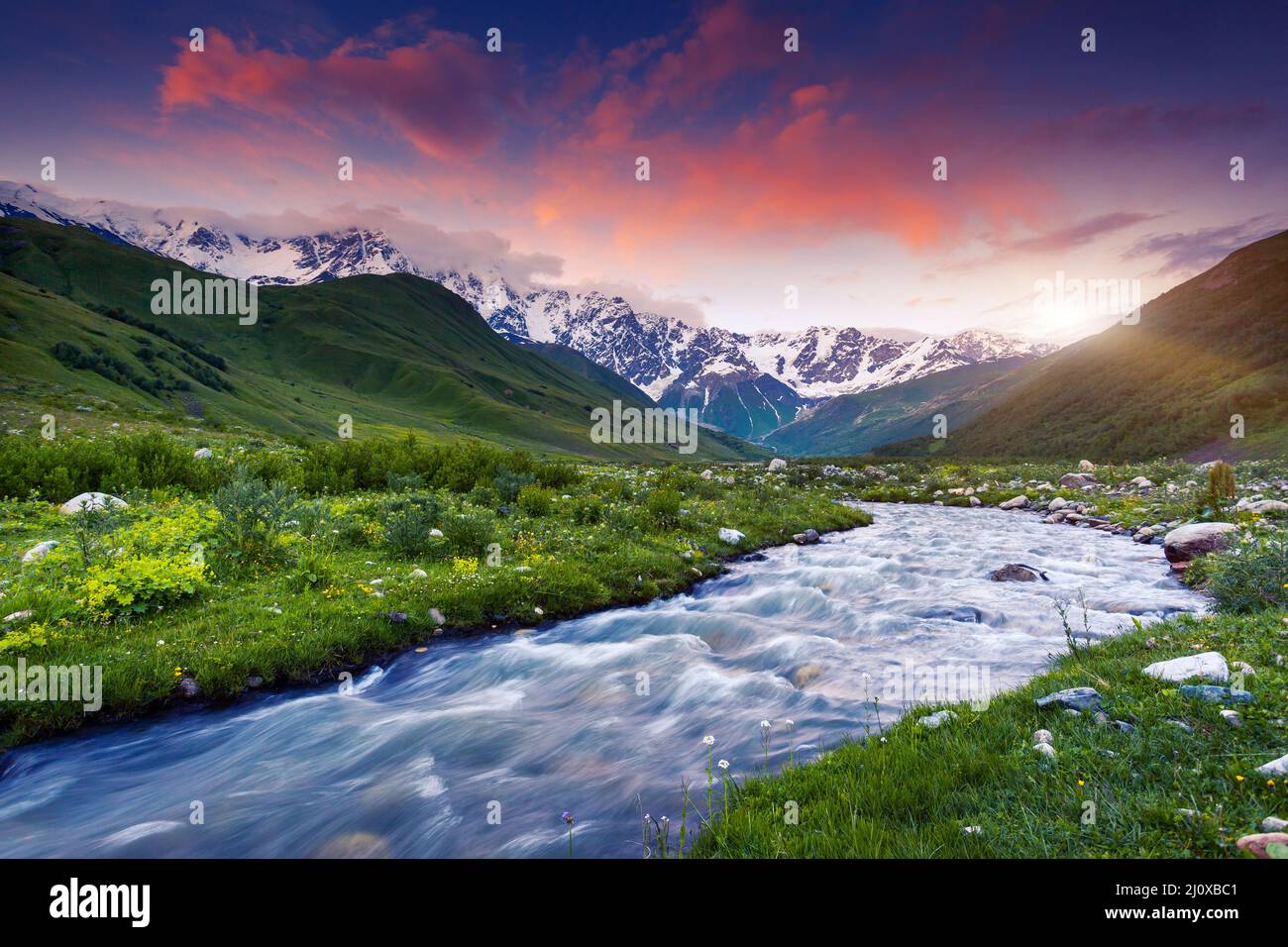 Fantastische Landschaft und bunten bewölkten Himmel am Fuße des Mt. Shkhara. Obere Swanetien, Georgien, Europa. Kaukasus Berge. Beauty Welt. Stockfoto