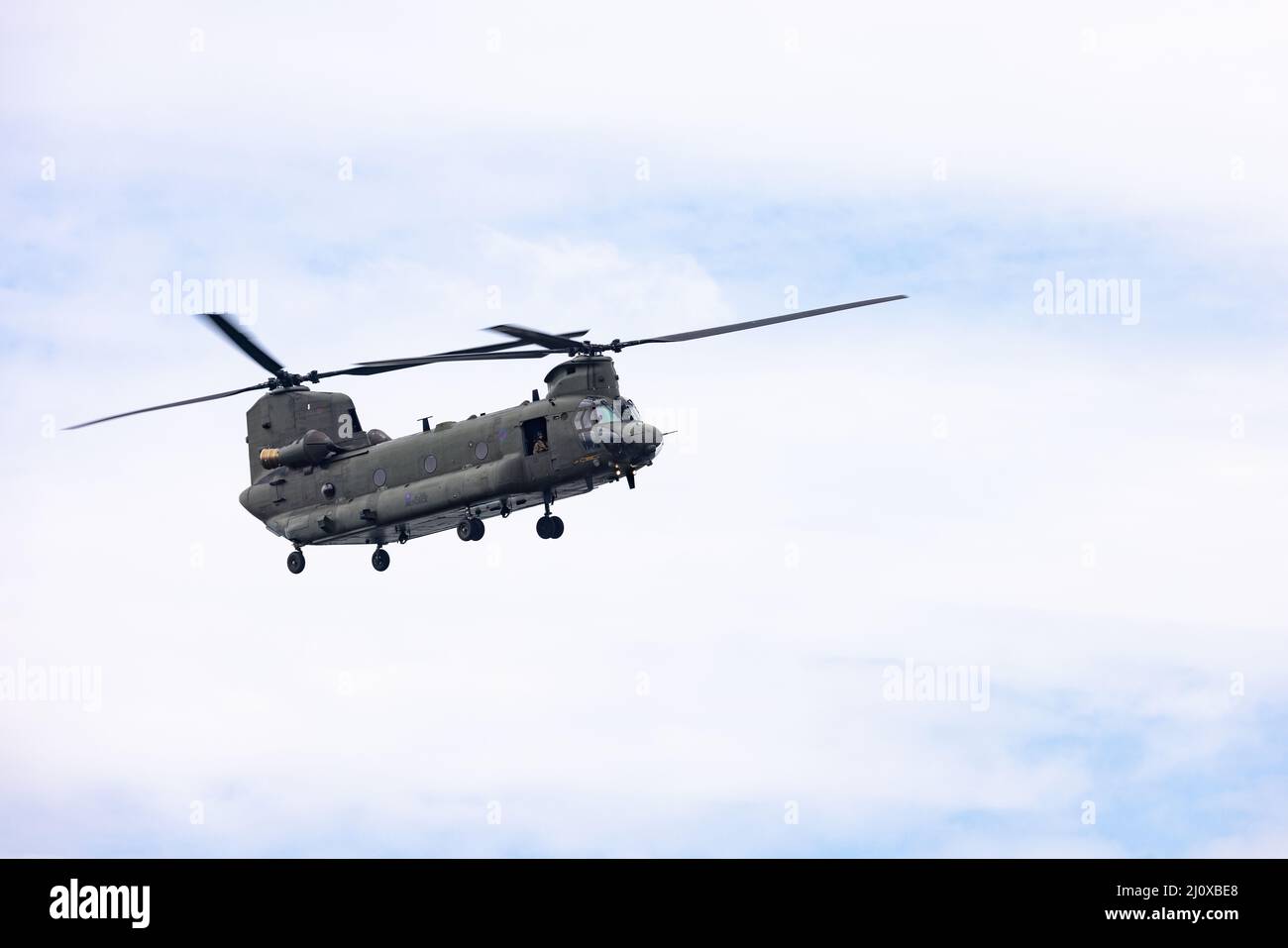 Chinook Hubschrauber fliegt tief in Snowdonia, Wales, Großbritannien Stockfoto